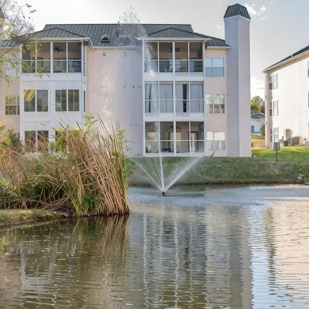 Walk In luxury condo with pools and hot tub! Comfy beds!