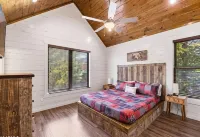 Luxury Cabin~Heated Pool~Sleeps 26! Hot Tub~5 Min to Prkwy - مسبح خاص