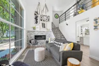 Jaw-dropping artistic mid-century modern home! Close to medical centers - 부티크