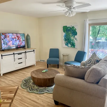Cheerful mid-town home close to Bass Pro, shopping and local eateries.