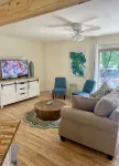 Cheerful mid-town home close to Bass Pro, shopping and local eateries. - 4-Star