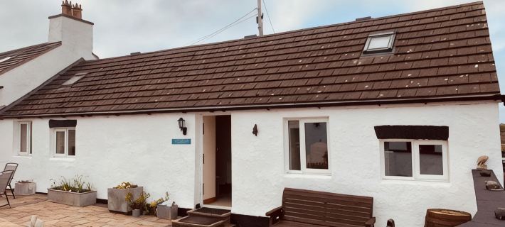 Whitewashed 1 bedroom stone cottage, with king size 4 poster bed. Pet friendly. Hotels in Holyhead