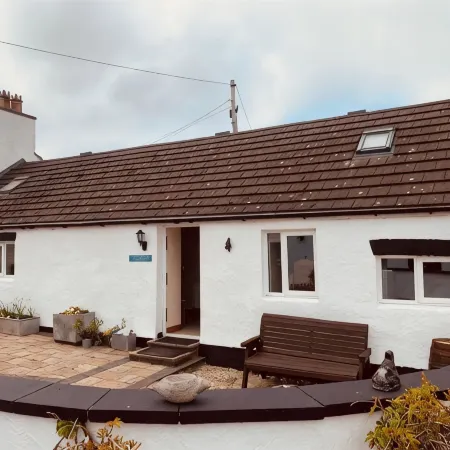 Whitewashed 1 bedroom stone cottage, with king size 4 poster bed. Pet friendly.