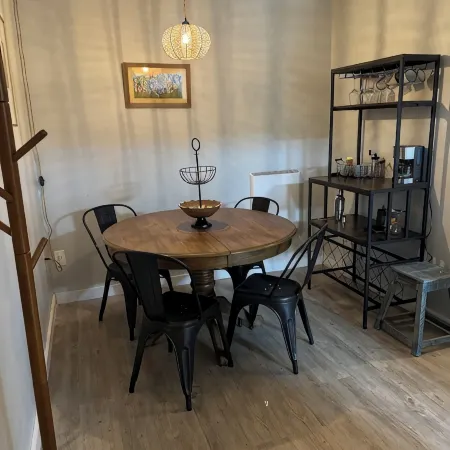 Gateway to the Berkshires - Renovated downtown apartment Отели в г. Ли