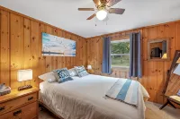 Beautiful Lake House on Belleau 100 ft of Waterfront! Kayaks, Jacuzzi 3100 sqft! - Wifi