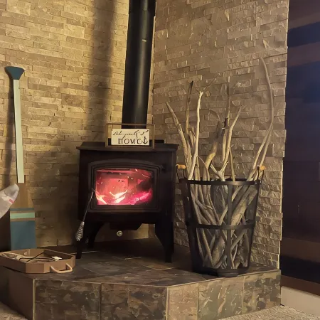 Cozy cottage with natural fire place!