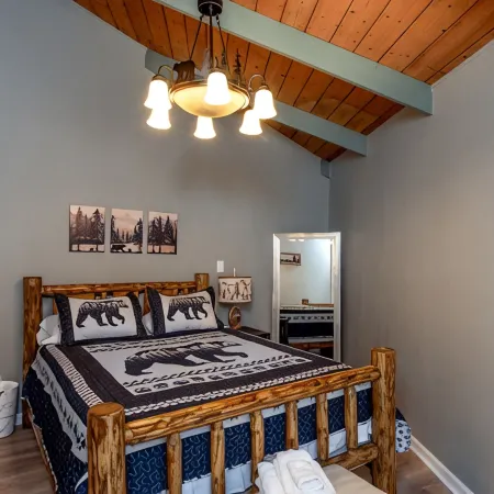 Cozy Treehouse steps from Beech Mtn ski resort, Restaurants, Trails and Fishing!