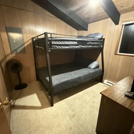 Cozy Cabin on Lake Sutherland with hot tub, huge dock and kayaks!