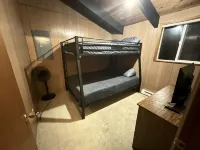 薩瑟蘭湖畔配有熱水浴池、大型碼頭和皮划艇的溫馨木屋！ - 小木屋
