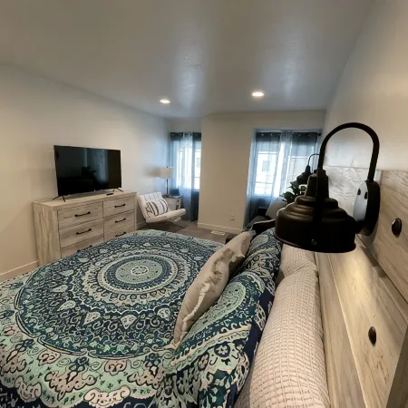 Most Spacious 2075 sq ft Paradise Townhome near Lake in heart of Garden City