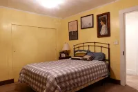 Rustic Country farmhouse on 2 acres close to several lakes. - 3성급