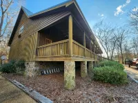 Lodge & cabin sleeps 21 - peaceful country setting 15 min to downtown Dublin GA - Wifi