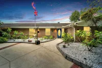 Luxury Hideaway - Lakefront - Mini Golf, Pool + More! - Wifi