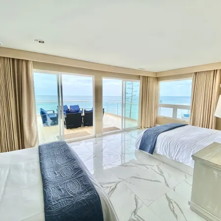 5 Br Large Beach House, Beachfront with Fire Ring,  Walk to Restaurants