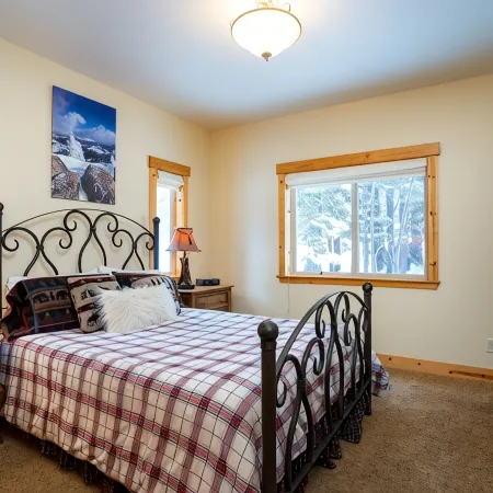 Modern Tahoe Donner Cabin. Hot Tub.  Near Trails, Skiing & Downtown Truckee