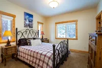 Modern Tahoe Donner Cabin. Hot Tub.  Near Trails, Skiing & Downtown Truckee - 4-Star