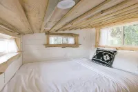 Modern Urban Tiny House w/ 2BR near Airport and Transportation-Private Setting - 무료 와이파이