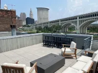 Modern Home in Heart of Cleveland Flats with Stunnnig Views of Cuyahoga River - Jacuzzi