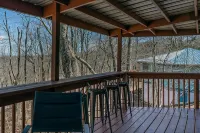 Cozy Treehouse steps from Beech Mtn ski resort, Restaurants, Trails and Fishing! - 3-Star