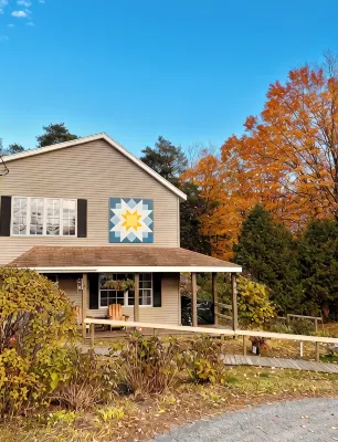 Bubar Barn - screen porch, deck, + parking - Wi-Fi