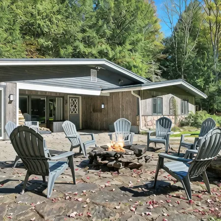 The Woodland Haven - Secluded 3 bed, 2 bath, and Hot Tub!