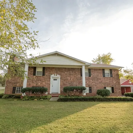 ROOMY!, pet friendly, fenced backyard.