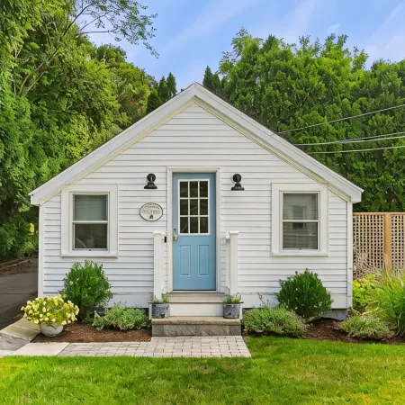 Shore Cottage - Coastal gem, a traveler favorite! Outdoor patio, central AC.