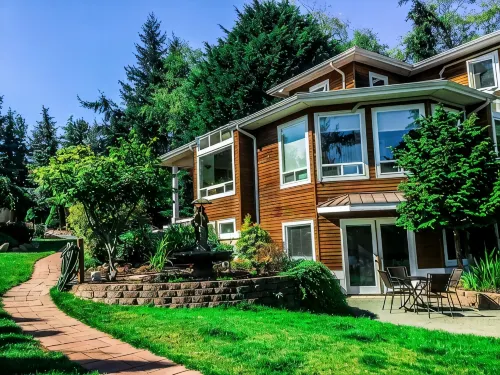A Waterfront Retreat with Gardens, Views, and Space to Gather on Whidbey Island. - 3 tähden