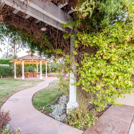 Private Resort style villa at San Diego-heated salt pool-Hot Tub-86" TV