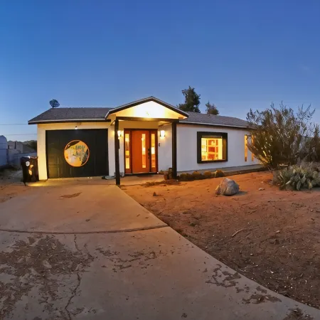 Magic Mushroom House Joshua Tree. Recently renovated, hot tub, 5 min from park!