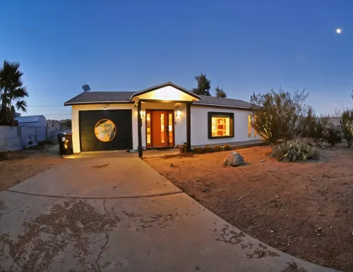 Magic Mushroom House Joshua Tree. Recently renovated, hot tub, 5 min from park! - 4-Star