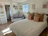 2024 Remodeled Creekside Cabin Steps to Downtown Manitou Springs Lic#9244 - Hytter