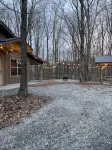 Brand new cabin in the woods with hot tub  1/2 mile from Starview Winery - Alppimaja