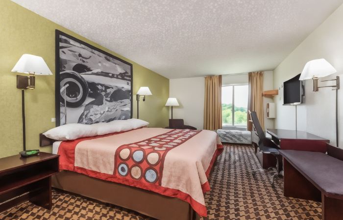 Super 8 by Wyndham Cloverdale IN