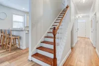 The Jade Park Circle Mins to Dwtn and Beaches - Homestays