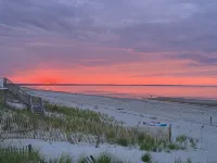 Bright & Beautiful Waterfront Cape Cod Home - 비치