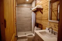 Charming Pondview Cabin - Pools