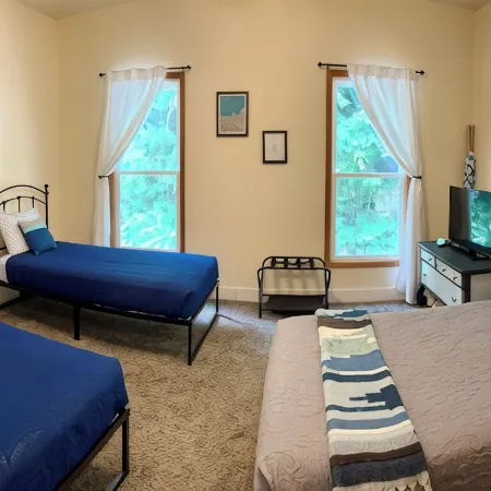 Relaxing Townhouse Downtown Dubuque with Fenced in Backyard & Pet Friendly