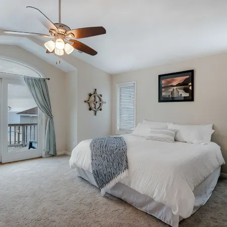 Find Sea-Renity in Central Chic's Beach Location - Ocean Views Await!
