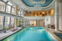 Queen's Court Hotel & Residence - 5-Star