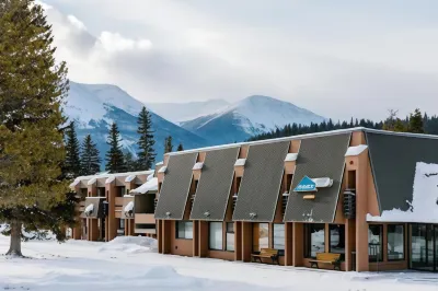 Marmot Lodge Jasper Отели рядом с достопримечательностью «Лейк Аннет Бич»