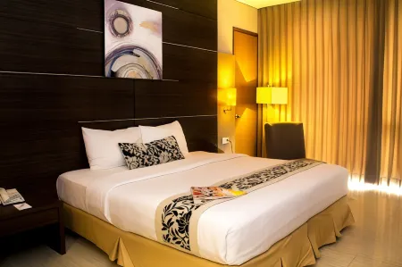 Verona Palace Hotel Bandung Отели рядом с достопримечательностью «Bandung tour on bus (Bandros)»