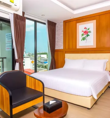 ห้องดีลักซ์ เตียงใหญ่ พร้อมระเบียง