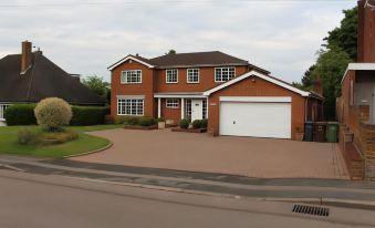 Lovely 10-Bed House in Birmingham with a Big Drive