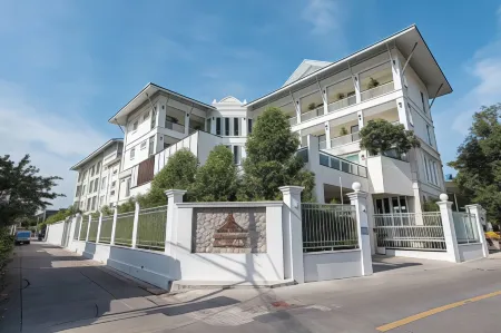 Siam Tharadol Отели рядом с достопримечательностью «Wat Thung Setthi»