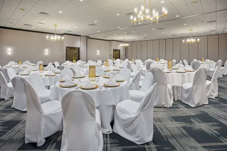 DoubleTree by Hilton Lansing Отели рядом с достопримечательностью «Lansing South Church of the Nazarene»