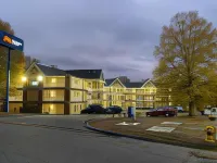 Suburban Studios Winston-Salem Near Hanes Mall - Parking