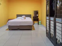 Julista House Mitra RedDoorz Hotel dekat TUGU JAGUNG TILAMUTA - BOALEMO