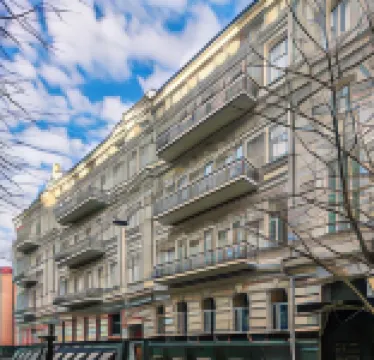 Globe Runner Hotel & Hostel