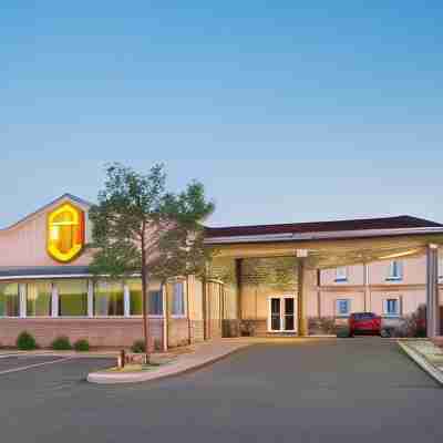 Super 8 by Wyndham Brandon MB Hotel Exterior